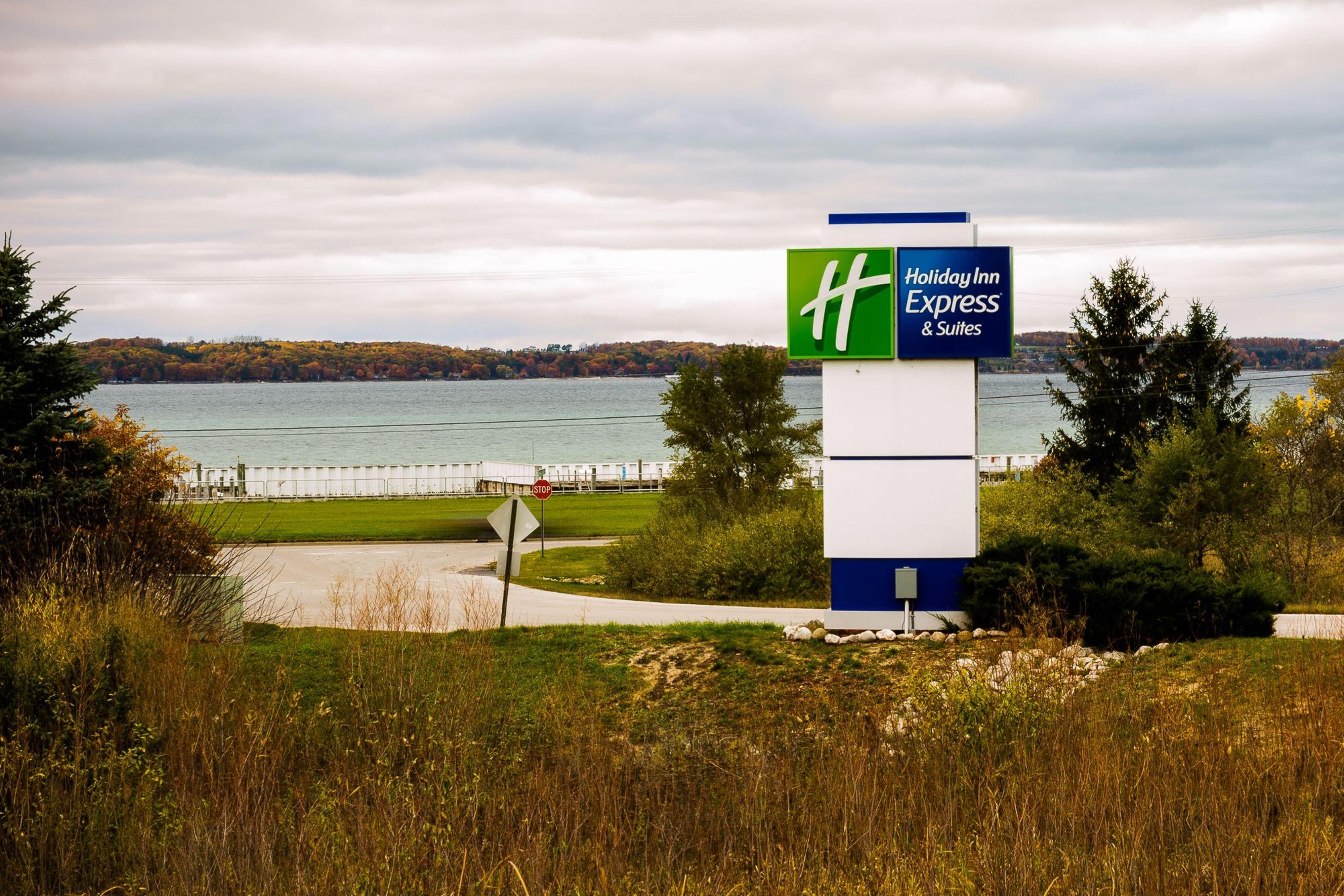 Holiday Inn Express Hotel & Suites Acme-Traverse City By Ihg Exterior photo