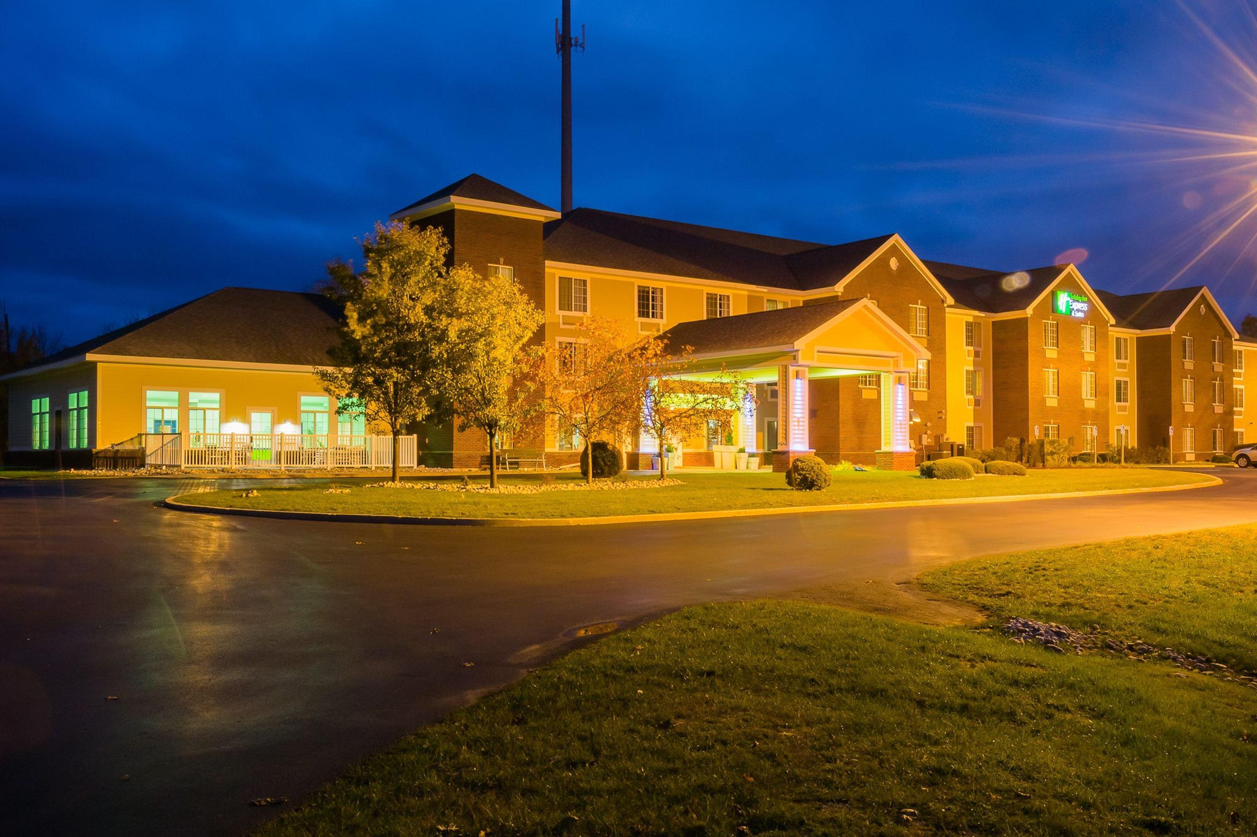 Holiday Inn Express Hotel & Suites Acme-Traverse City By Ihg Exterior photo